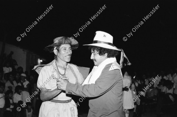 Image of sheet 19850551 photo 35: Verkleidete Bauern tanzen miteinander. Feuerspiele in der Nacht.
Zentralamerika Centralamerica 1985