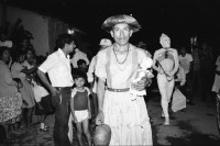 Image of sheet 19850551 photo 37: Volkstheater mit Engel, Teufel und Tod im kleinen Dorf Huizúcar is a municipality in the La Libertad department of El Salvador bei San Salvador. Verkelidete Bauern tanzen miteinander. Feuerspiele in der Nacht.
Zentralamerika Centralamerica 1985