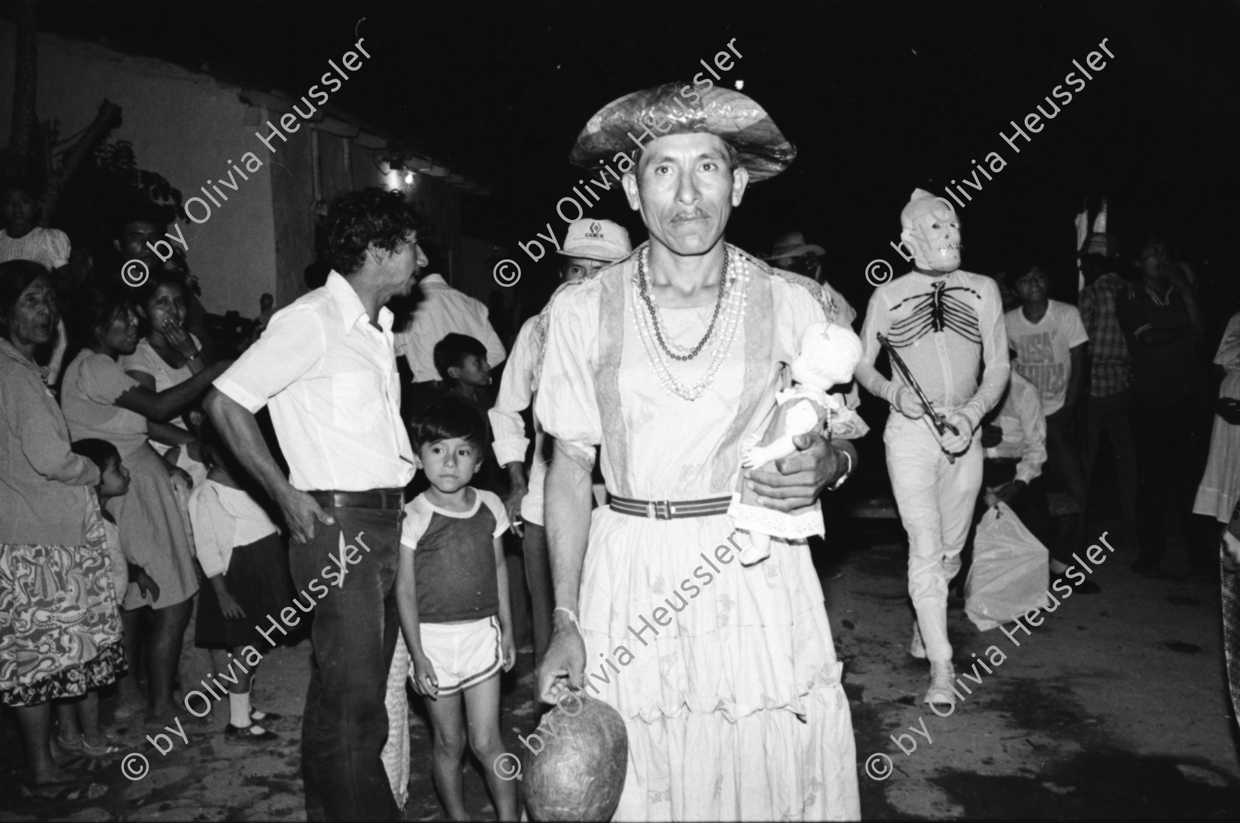 Image of sheet 19850551 photo 37: Volkstheater mit Engel, Teufel und Tod im kleinen Dorf Huizúcar is a municipality in the La Libertad department of El Salvador bei San Salvador. Verkelidete Bauern tanzen miteinander. Feuerspiele in der Nacht.
Zentralamerika Centralamerica 1985