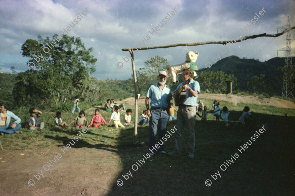 Image of sheet 19851500 photo 26: Internationale Brigaden Brigadistinnen und Brigadisten aus Nicaragua und anderen Ländern Kaffeepflücken Kaffeefinca Lorenzo Cardenal nr. 34 Frosch giftig Kaffeestauden während des Pflückens Bauern spielen Gitarre Fest Engländer grüssen Nicas