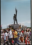 Image of sheet 19853000 photo 17: Ein Soldat trocknet seine Militaer Uniform im Stacheldraht Geflecht an der Sonne. 1985 er Jahre. Nicaragua, Zentralamerika.

19853000 1985
Uniform: Militaer; Stiefel; Soldaten; Unterwaesche; Schuhe; trocknen; Gewaschen; Waschen; sonne
