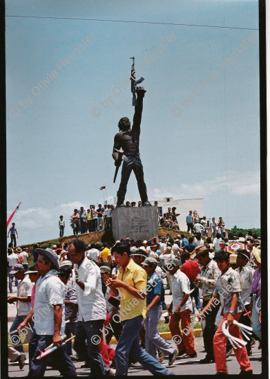 Image of sheet 19853000 photo 17: Ein Soldat trocknet seine Militaer Uniform im Stacheldraht Geflecht an der Sonne. 1985 er Jahre. Nicaragua, Zentralamerika.

19853000 1985
Uniform: Militaer; Stiefel; Soldaten; Unterwaesche; Schuhe; trocknen; Gewaschen; Waschen; sonne