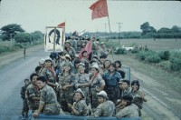 Image of sheet 19853000 photo 39: Ein Soldat trocknet seine Militaer Uniform im Stacheldraht Geflecht an der Sonne. 1985 er Jahre. Nicaragua, Zentralamerika.

19853000 1985
Uniform: Militaer; Stiefel; Soldaten; Unterwaesche; Schuhe; trocknen; Gewaschen; Waschen; sonne