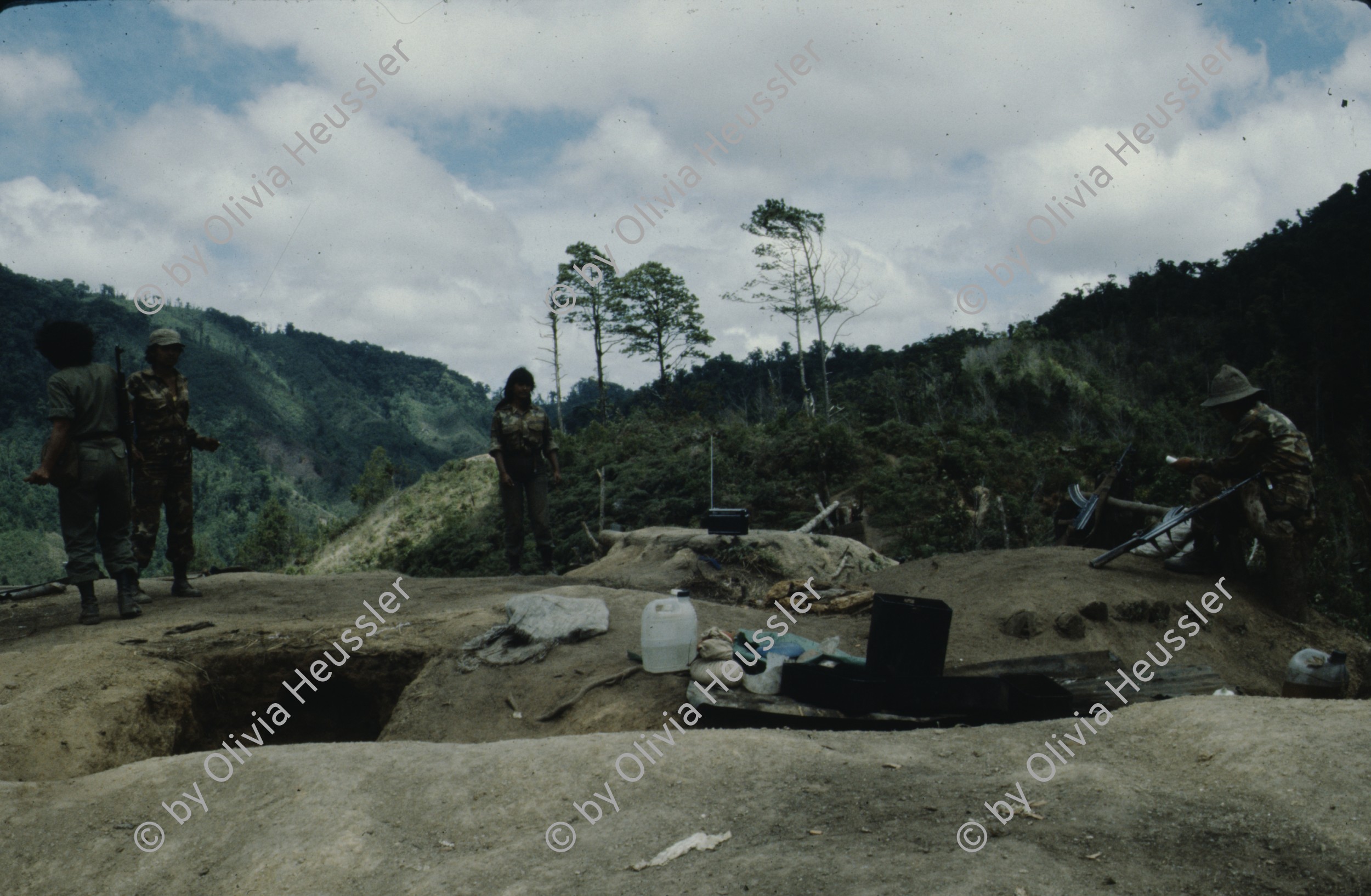 Image of sheet 19853000 photo 44: Ein Soldat trocknet seine Militaer Uniform im Stacheldraht Geflecht an der Sonne. 1985 er Jahre. Nicaragua, Zentralamerika.

19853000 1985
Uniform: Militaer; Stiefel; Soldaten; Unterwaesche; Schuhe; trocknen; Gewaschen; Waschen; sonne