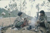 Image of sheet 19853000 photo 45: Ein Soldat trocknet seine Militaer Uniform im Stacheldraht Geflecht an der Sonne. 1985 er Jahre. Nicaragua, Zentralamerika.

19853000 1985
Uniform: Militaer; Stiefel; Soldaten; Unterwaesche; Schuhe; trocknen; Gewaschen; Waschen; sonne