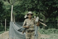 Image of sheet 19853000 photo 47: Ein Soldat trocknet seine Militaer Uniform im Stacheldraht Geflecht an der Sonne. 1985 er Jahre. Nicaragua, Zentralamerika.

19853000 1985
Uniform: Militaer; Stiefel; Soldaten; Unterwaesche; Schuhe; trocknen; Gewaschen; Waschen; sonne