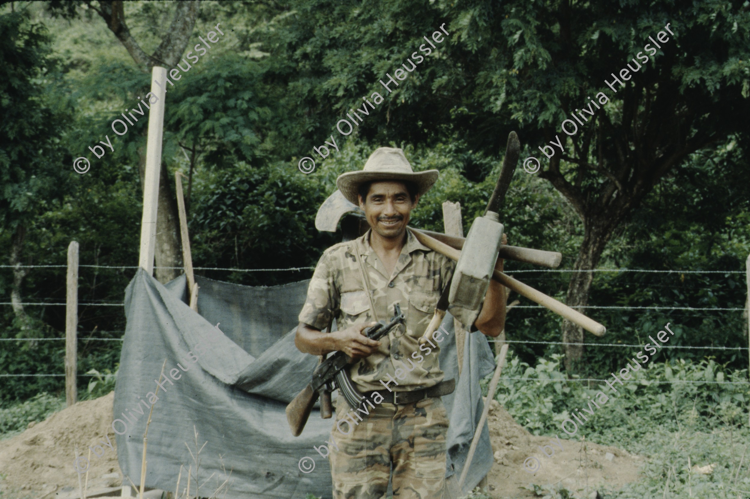 Image of sheet 19853000 photo 47: Ein Soldat trocknet seine Militaer Uniform im Stacheldraht Geflecht an der Sonne. 1985 er Jahre. Nicaragua, Zentralamerika.

19853000 1985
Uniform: Militaer; Stiefel; Soldaten; Unterwaesche; Schuhe; trocknen; Gewaschen; Waschen; sonne