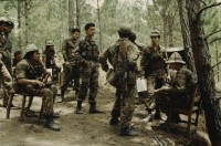 Image of sheet 19853000 photo 48: Ein Soldat trocknet seine Militaer Uniform im Stacheldraht Geflecht an der Sonne. 1985 er Jahre. Nicaragua, Zentralamerika.

19853000 1985
Uniform: Militaer; Stiefel; Soldaten; Unterwaesche; Schuhe; trocknen; Gewaschen; Waschen; sonne