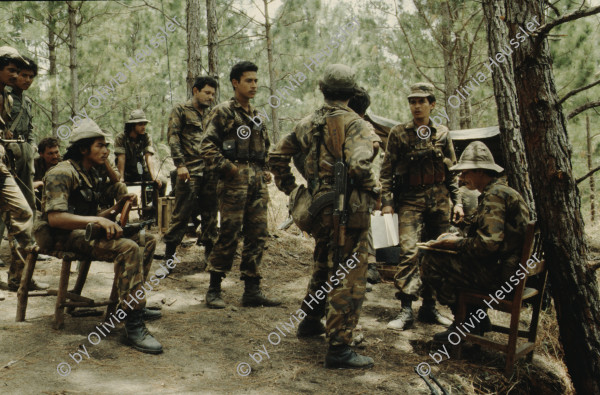 Image of sheet 19853000 photo 48: Ein Soldat trocknet seine Militaer Uniform im Stacheldraht Geflecht an der Sonne. 1985 er Jahre. Nicaragua, Zentralamerika.

19853000 1985
Uniform: Militaer; Stiefel; Soldaten; Unterwaesche; Schuhe; trocknen; Gewaschen; Waschen; sonne