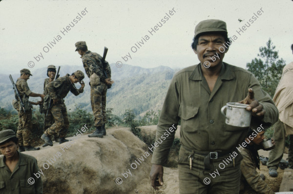 Image of sheet 19853000 photo 51: Ein Soldat trocknet seine Militaer Uniform im Stacheldraht Geflecht an der Sonne. 1985 er Jahre. Nicaragua, Zentralamerika.

19853000 1985
Uniform: Militaer; Stiefel; Soldaten; Unterwaesche; Schuhe; trocknen; Gewaschen; Waschen; sonne