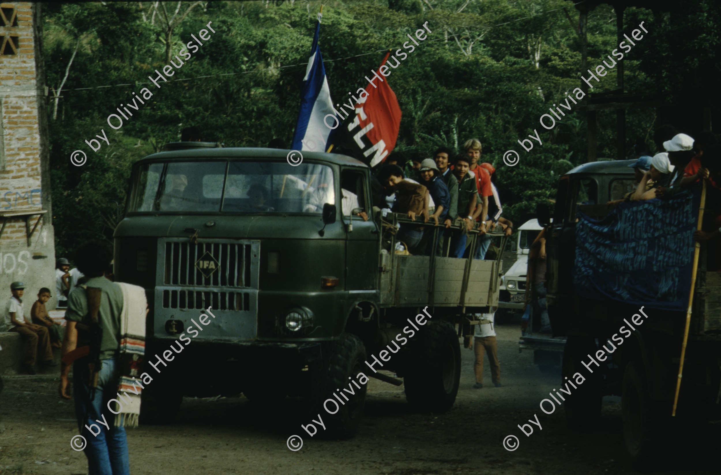 Image of sheet 19853000 photo 59: Ein Soldat trocknet seine Militaer Uniform im Stacheldraht Geflecht an der Sonne. 1985 er Jahre. Nicaragua, Zentralamerika.

19853000 1985
Uniform: Militaer; Stiefel; Soldaten; Unterwaesche; Schuhe; trocknen; Gewaschen; Waschen; sonne