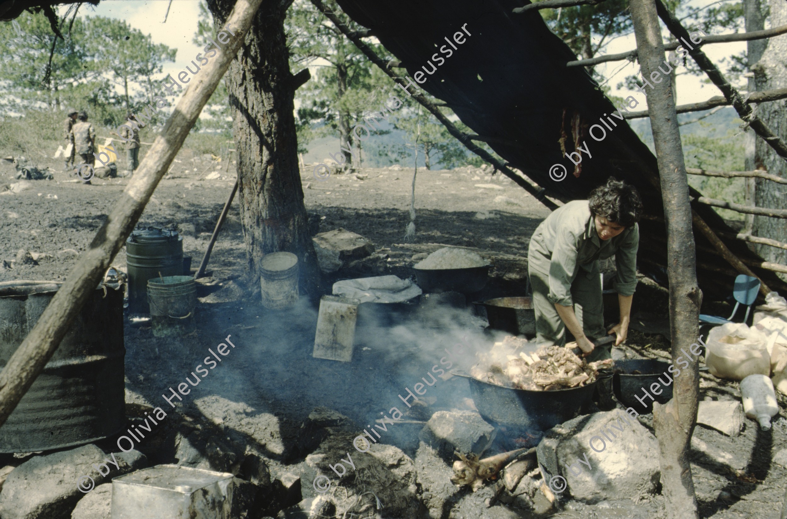 Image of sheet 19853000 photo 64: Ein Soldat trocknet seine Militaer Uniform im Stacheldraht Geflecht an der Sonne. 1985 er Jahre. Nicaragua, Zentralamerika.

19853000 1985
Uniform: Militaer; Stiefel; Soldaten; Unterwaesche; Schuhe; trocknen; Gewaschen; Waschen; sonne