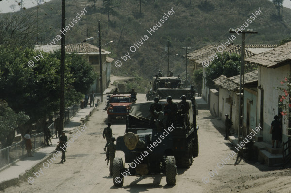 Image of sheet 19853000 photo 65: Ein Soldat trocknet seine Militaer Uniform im Stacheldraht Geflecht an der Sonne. 1985 er Jahre. Nicaragua, Zentralamerika.

19853000 1985
Uniform: Militaer; Stiefel; Soldaten; Unterwaesche; Schuhe; trocknen; Gewaschen; Waschen; sonne