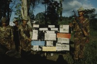 Image of sheet 19853000 photo 66: Ein Soldat trocknet seine Militaer Uniform im Stacheldraht Geflecht an der Sonne. 1985 er Jahre. Nicaragua, Zentralamerika.

19853000 1985
Uniform: Militaer; Stiefel; Soldaten; Unterwaesche; Schuhe; trocknen; Gewaschen; Waschen; sonne