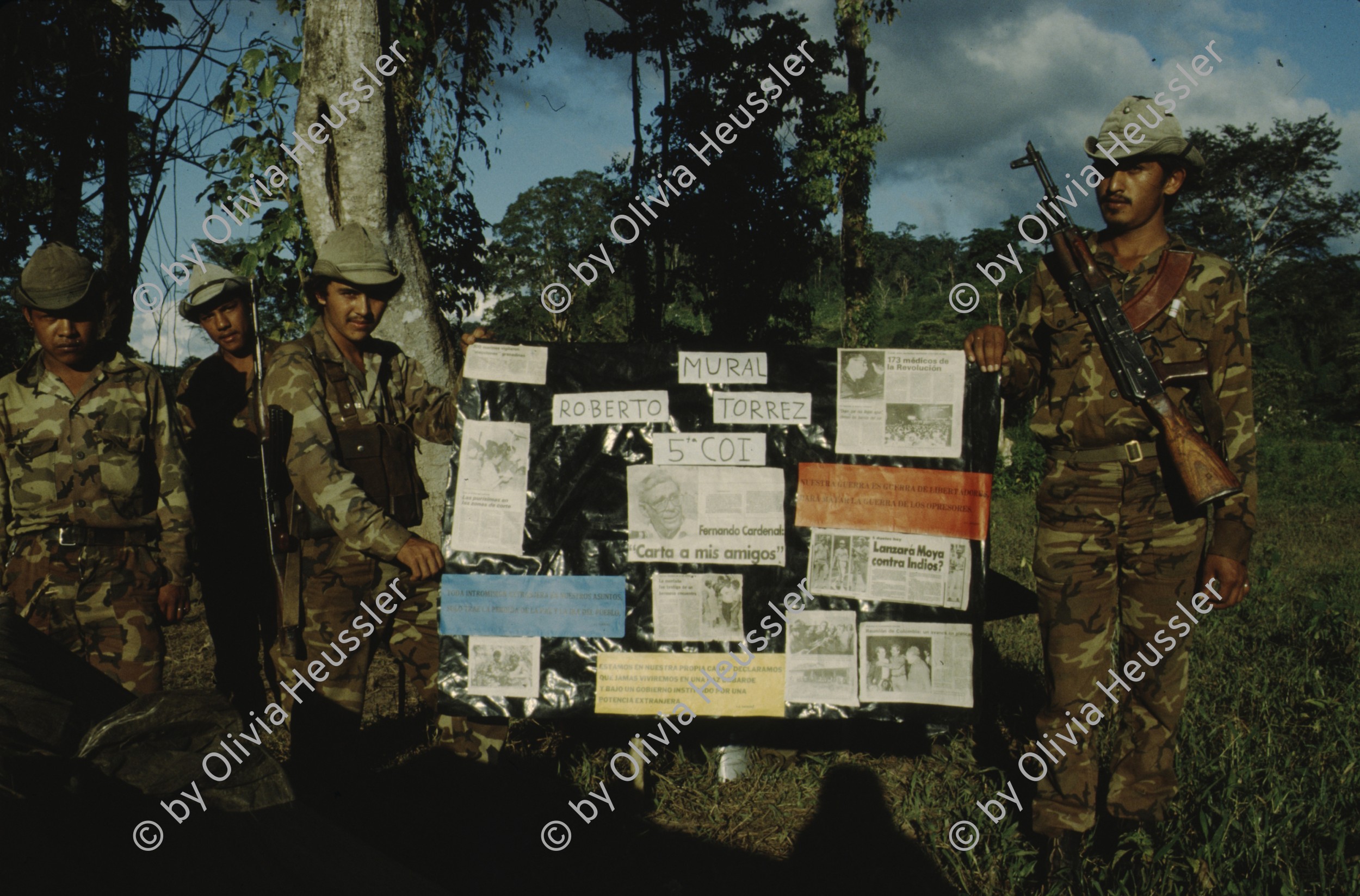 Image of sheet 19853000 photo 66: Ein Soldat trocknet seine Militaer Uniform im Stacheldraht Geflecht an der Sonne. 1985 er Jahre. Nicaragua, Zentralamerika.

19853000 1985
Uniform: Militaer; Stiefel; Soldaten; Unterwaesche; Schuhe; trocknen; Gewaschen; Waschen; sonne