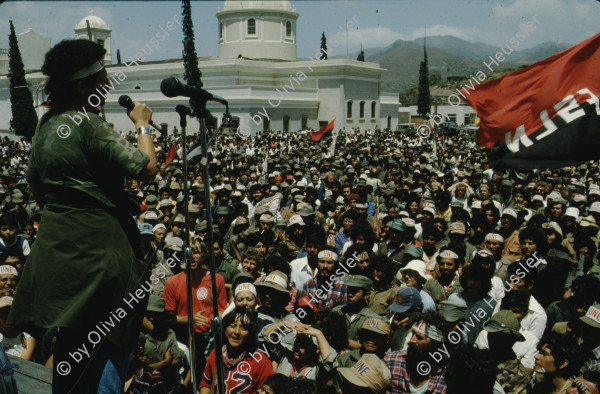 Image of sheet 19853000 photo 67: Ein Soldat trocknet seine Militaer Uniform im Stacheldraht Geflecht an der Sonne. 1985 er Jahre. Nicaragua, Zentralamerika.

19853000 1985
Uniform: Militaer; Stiefel; Soldaten; Unterwaesche; Schuhe; trocknen; Gewaschen; Waschen; sonne