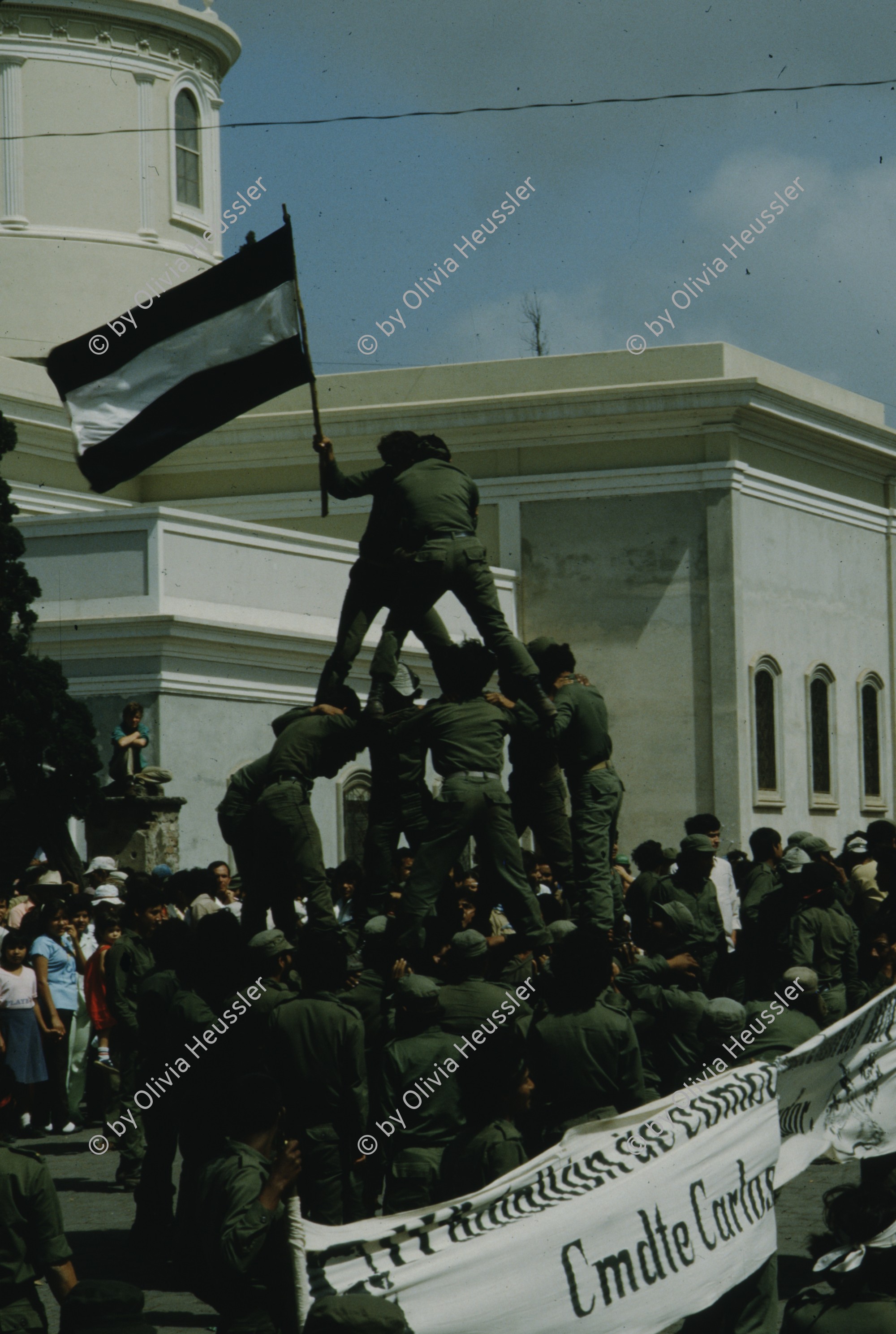 Image of sheet 19853000 photo 77: Feierlichkeiten zum 6. Jahrestag der Sandinistischen Revolution in Managua, Nicaragua 19. Juli 1985, Zentralamerika.

19853000 07
FSLN; Sandinisten; Revolution; Menschen; Volk; Feier; Jahrestag; 1985; Managua; Nicaragua; festlichkeiten; 19. Juli; Fahnen; rot; schwarz; roj y negro; Flaggen; CDS; Comite de defensa sandinista

{