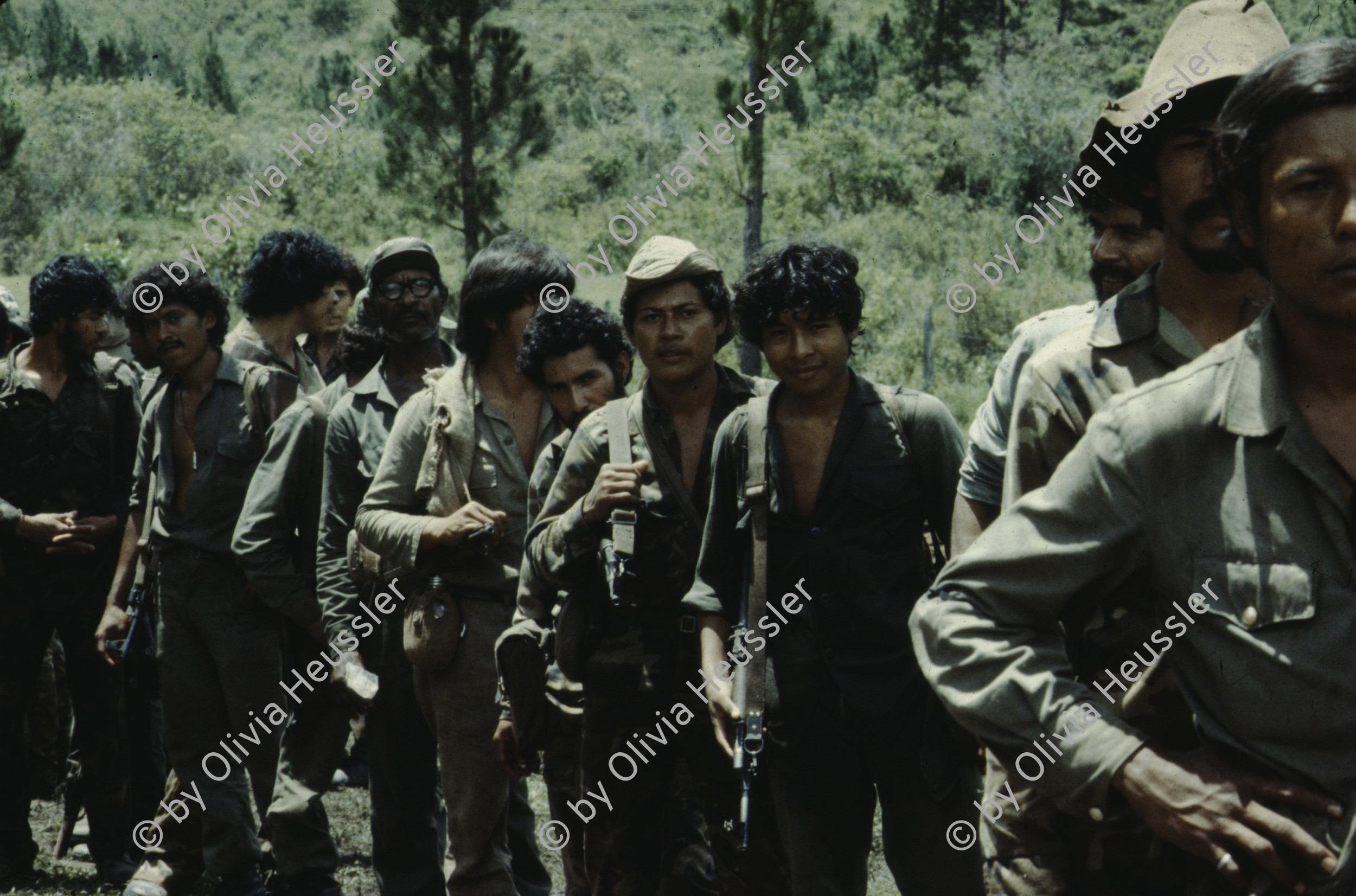 Image of sheet 19853000 photo 80: Ein Soldat trocknet seine Militaer Uniform im Stacheldraht Geflecht an der Sonne. 1985 er Jahre. Nicaragua, Zentralamerika.

19853000 1985
Uniform: Militaer; Stiefel; Soldaten; Unterwaesche; Schuhe; trocknen; Gewaschen; Waschen; sonne