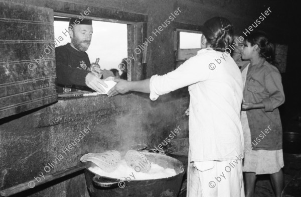 Image of sheet 19860010 photo 19: Benny Mc Cabe kriegt auch eine Tortilla. Aeltere und Jüngere zusammen in den Kaffeestauden. (The Observer) Reste des Films von DHL verloren. Nicaragua 1986