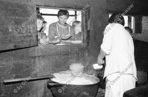 Image of sheet 19860010 photo 22: für den britischen «The Observer» mit dem englischen britischen Musikjournalisten Ian Walker. Musik und singen. (Tagi) Kindergruppe auf dem Weg zum Pflücken. In der Küche werden Tortillas und Kaffee zubereitet. Ian (gest.) steht am Fenster.  (The Observer) Reste des Films von DHL verloren. Nicaragua 1986