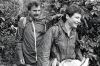 Image of sheet 19860010 photo 31: für den britischen «The Observer» mit dem englischen britischen Musikjournalisten Ian Walker. (gest.) Britische Kaffeebrigaden solidarisieren sich mit den Nicaraguanischen Kaffeepflückern Labor Party Mitglieder auf dem Weg zum Pflücken. Kaffeestauden. (The Observer) Reste des Films von DHL verloren. Nicaragua 1986 √