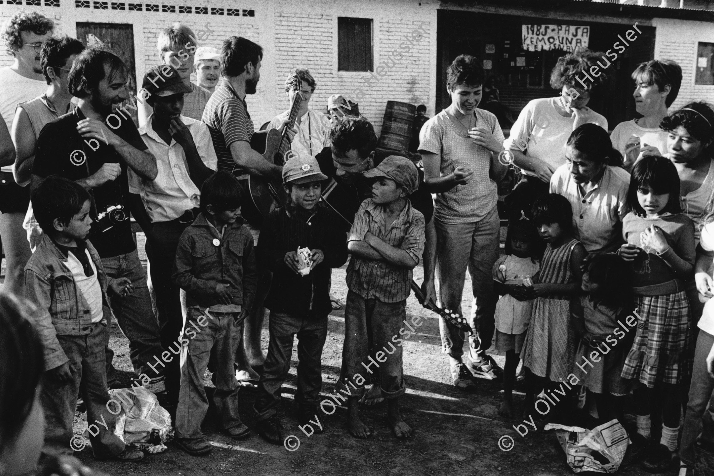 Image of sheet 19860010 photo 32: Während der Kaffeeernte helfen Leute aus internationalen Brigaden mit und spielen England Labor Party 19860010
mit den Kindern Spiele Cooperative Landwirtschaft El Canton Matagalpa Nicaragua 01.86 1986 √