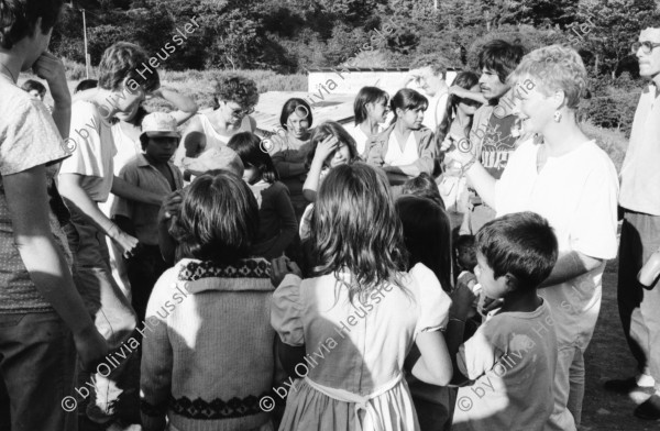 Image of sheet 19860010 photo 37: für den britischen «The Observer» mit dem englischen britischen Musikjournalisten Ian Walker. Britische Kaffeebrigaden solidarisieren sich mit den Nicaraguanischen Kaffeepflückern Labor Party Mitglieder.  Gruppe zusammen mit Kindern spielen sie Musik und singen. (Tagi) Kindergruppe auf dem Weg zum Pflücken. In der Küche werden Tortillas und Kaffee zubereitet. Ian (gest.) steht am Fenster. Benny Mc Cabe kriegt auch eine Tortilla. Aeltere und Jüngere zusammen in den Kaffeestauden. (The Observer) Reste des Films von DHL verloren. Nicaragua 1986