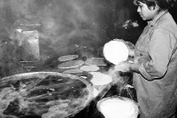 Image of sheet 19860010 photo 9: In der Küche werden Tortillas und Kaffee zubereitet. Frau und Köchin steht am Fenster backt Tortillas. (The Observer) Reste des Films von DHL verloren. Nicaragua 1986 √ El Canton Maisfladen 
food corn cooperative Centralamerica Matagalpa