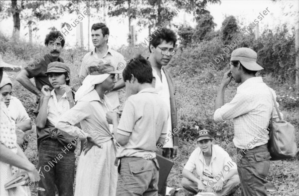 Image of sheet 19860020 photo 11: Film: Mujeres de la Frontera. Direktor Yvan Arguello Lacayo von INCINE. Kamera Rafael Ruiz mein alter Freund. Haupt darstellerin Pauline von Jalapa. Frauen arbeiten mit langen Instrumenten auf dem Feld. Yvan gibt den Schauspieler Innen (Laien) anweisungen. Er schaut durch die Kamera und Rafael steht daneben. Film cinema work art Nicaragua 1986  school Managua