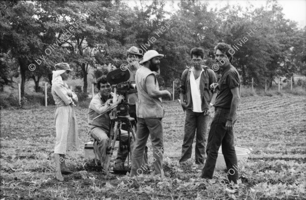 Image of sheet 19860020 photo 13: Film: Mujeres de la Frontera. Direktor Yvan Arguello Lacayo von INCINE. Kamera Rafael Ruiz mein alter Freund. Haupt darstellerin Pauline von Jalapa. Frauen arbeiten mit langen Instrumenten auf dem Feld. Yvan gibt den Schauspieler Innen (Laien) anweisungen. Er schaut durch die Kamera und Rafael steht daneben. Film cinema work art Nicaragua 1986  school Managua