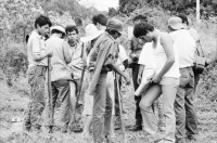 Image of sheet 19860020 photo 19: Film: Mujeres de la Frontera. Direktor Yvan Arguello Lacayo von INCINE. Kamera Rafael Ruiz mein alter Freund. Haupt darstellerin Pauline von Jalapa. Frauen arbeiten mit langen Instrumenten auf dem Feld. Yvan gibt den Schauspieler Innen (Laien) anweisungen. Er schaut durch die Kamera und Rafael steht daneben. Film cinema work art Nicaragua 1986  school Managua