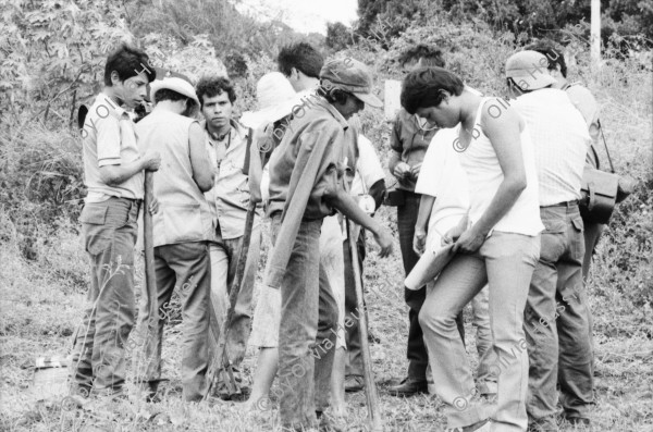 Image of sheet 19860020 photo 19: Film: Mujeres de la Frontera. Direktor Yvan Arguello Lacayo von INCINE. Kamera Rafael Ruiz mein alter Freund. Haupt darstellerin Pauline von Jalapa. Frauen arbeiten mit langen Instrumenten auf dem Feld. Yvan gibt den Schauspieler Innen (Laien) anweisungen. Er schaut durch die Kamera und Rafael steht daneben. Film cinema work art Nicaragua 1986  school Managua