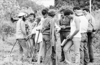 Image of sheet 19860020 photo 20: Film: Mujeres de la Frontera. Direktor Yvan Arguello Lacayo von INCINE. Kamera Rafael Ruiz mein alter Freund. Haupt darstellerin Pauline von Jalapa. Frauen arbeiten mit langen Instrumenten auf dem Feld. Yvan gibt den Schauspieler Innen (Laien) anweisungen. Er schaut durch die Kamera und Rafael steht daneben. Film cinema work art Nicaragua 1986  school Managua
