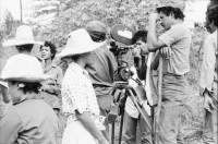 Image of sheet 19860020 photo 27: Film: Mujeres de la Frontera. Direktor Yvan Arguello Lacayo von INCINE. Kamera Rafael Ruiz mein alter Freund. Haupt darstellerin Pauline von Jalapa. Frauen arbeiten mit langen Instrumenten auf dem Feld. Yvan gibt den Schauspieler Innen (Laien) anweisungen. Er schaut durch die Kamera und Rafael steht daneben. Film cinema work art Nicaragua 1986  school Managua