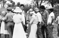 Image of sheet 19860020 photo 6: Film: Mujeres de la Frontera. Direktor Yvan Arguello Lacayo von INCINE. Kamera Rafael Ruiz mein alter Freund. Haupt darstellerin Pauline von Jalapa. Frauen arbeiten mit langen Instrumenten auf dem Feld. Yvan gibt den Schauspieler Innen (Laien) anweisungen. Er schaut durch die Kamera und Rafael steht daneben. Film cinema work art Nicaragua 1986  school Managua