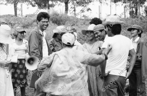 Image of sheet 19860020 photo 8: Film: Mujeres de la Frontera. Direktor Yvan Arguello Lacayo von INCINE. Kamera Rafael Ruiz mein alter Freund. Haupt darstellerin Pauline von Jalapa. Frauen arbeiten mit langen Instrumenten auf dem Feld. Yvan gibt den Schauspieler Innen (Laien) anweisungen. Er schaut durch die Kamera und Rafael steht daneben. Film cinema work art Nicaragua 1986  school Managua