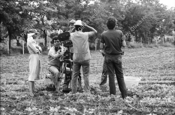 Image of sheet 19860030 photo 12: Die Frauen arbeiten im Feld. Pauline aus Jalapa Landarbeiterinnen Landwirtschaft Campesina Campesinos Sie ist die Hauptdarstellerin. Filmproduktion Film filmaufnahmen. Managua Yvan und Crew von INCINE. Gruppenbild. 
Nicaragua 1986 √