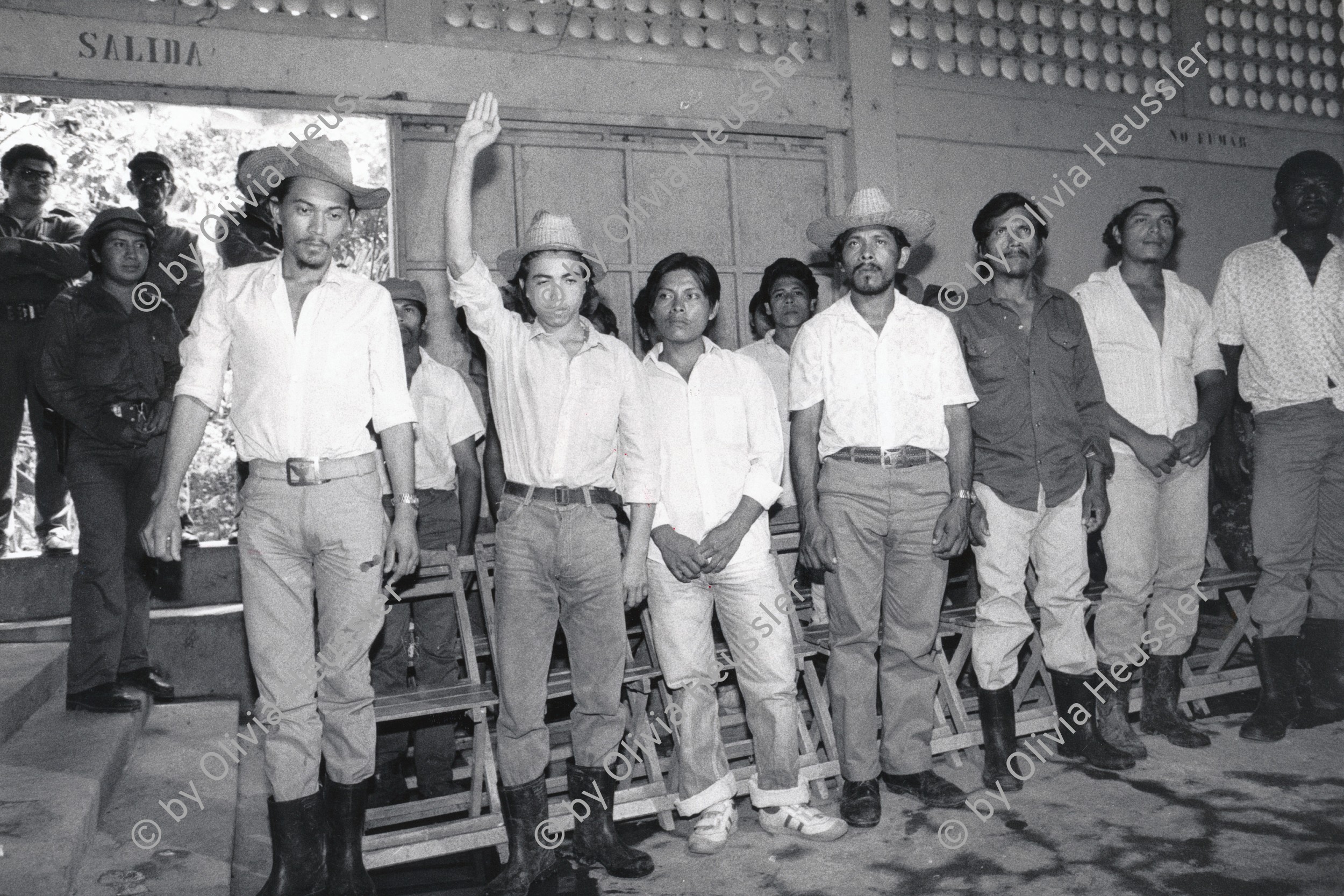 Image of sheet 19860030 photo 38: Contras Contra Rebellen junge Bauern aus der Gegend werden überführt. El Rama. Sie beschwören das sie nicht schuldig sind. RAAS El Rama
Krieg Sandinisten War 
Nicaragua 1986 √