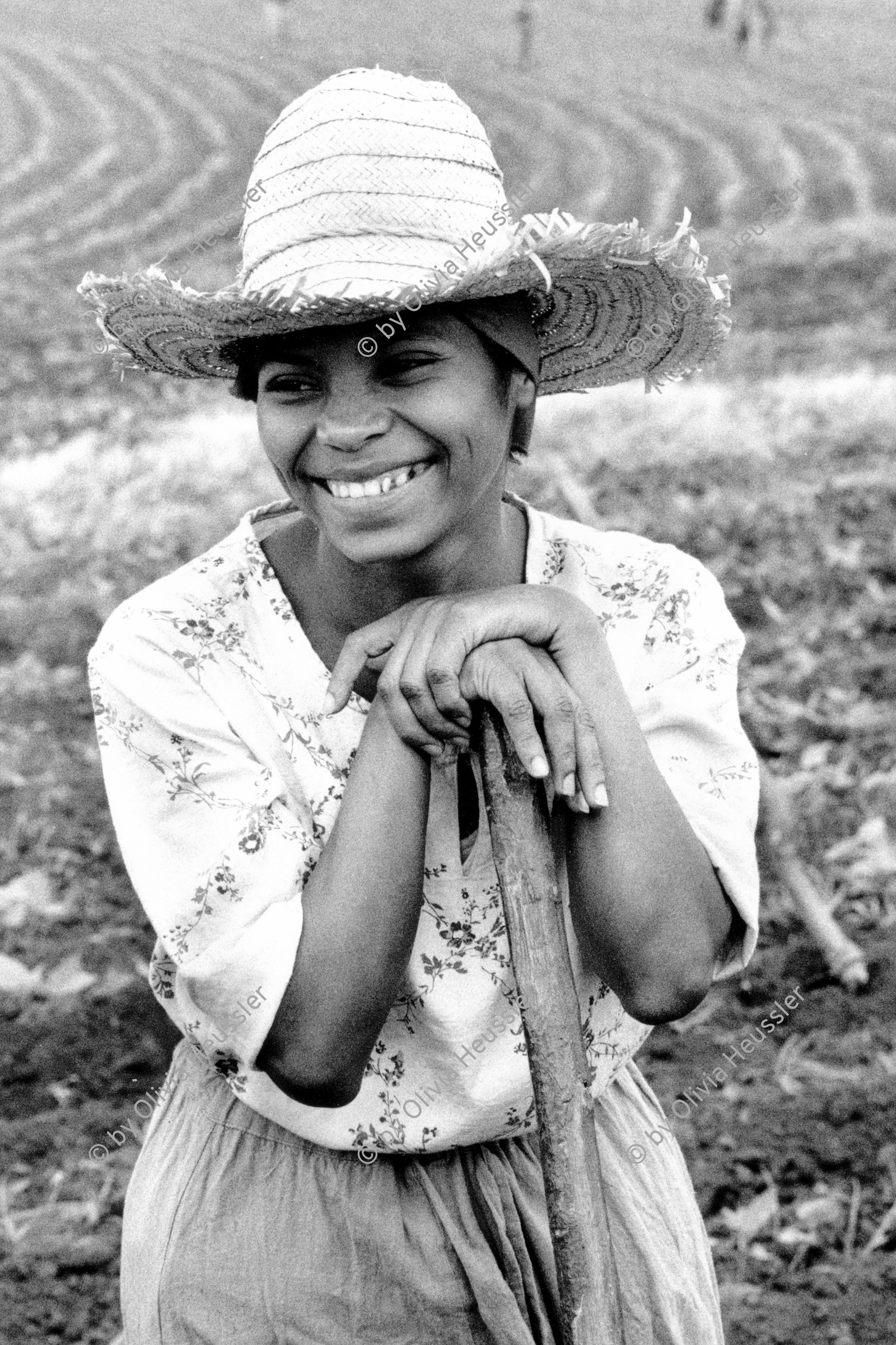Image of sheet 19860030 photo 6: Landarbeiterin an der Arbeit auf dem Feld, Nicaragua 1986.
agriculture cinema work trabajo