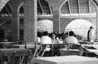 Image of sheet 19860040 photo 22: Nr. 6 - 11 José und Olivia Heussler Portrait
Contras Contra Rebellen junge Bauern ergeben sich den Sandinisten in El Rama. Granada: Kuh steht in einem Restaurant vor dem Bad und einem gemalten Panter auf der Wand. Wandbild Ein Junge führt sie durch's Restaurant und spielt mit ihr. Vulkan Santiago in Masaya in Aktion die Sonne mag nicht ganz durch den Schwefeldampf scheinen. Ein Tagbild wird zum Nachtbild. Meine Nachbarin Ana Patrizia aus Altagracia ist mit ihrer Tochter mitgekommen. Repros 'Pueblo en Armas'. Nicaragua 1986