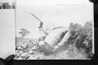 Image of sheet 19860050 photo 16: Reproduktionen aus dem Buch 'Pueblo en Armas' und Pueblo alumbra su historia' von Susan Meiselas Nr. 25 -36. 20 -23 Museo Roberto Huembes. Frauen mit Waffen und verdecktem Gesicht. Portrait Kristina Konrad. women arms Museum Nicaragua 1986