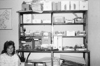 Image of sheet 19860060 photo 4: Apotheke wo sie ihre medizinischen Heilpflanzen unter Aerztlicher Versorgung an die Bevölkerung abgeben.