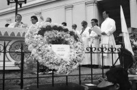 Image of sheet 19860070 photo 11: Doris Tijerino, Policia Sandinista, die mich persönlich eingeladen hat, Sie ist Polizeiministerin. die Partnerin von Daniel Ortega, Rosario Murillo laden die Journalistinnen zu einem Treffen in der Casa de Gobierno ein. Ich hänge meine Photoausstellung über die Frauen in der Landarbeit auf. Die Ausstellung habe ich zusammengestellt für die Asociacion de Trabajadores del Campo (ATC). Clara Murgialdai, Gladys Baez. In San José de Costa Rica nehme ich an einer Kranzniederlegung zum Andenken an den Kampf mit den Filibusteros. mit dem Expresidenten José Picado von der CTCR. Zur 1. Mai Demonstration gibt es eine Messe mit dem Erzbischof X im Zentrum San José de Costa Rica. Kränze. 1986