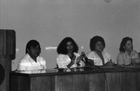 Image of sheet 19860070 photo 18: Doris Tijerino, Policia Sandinista, die mich persönlich eingeladen hat, Sie ist Polizeiministerin. die Partnerin von Daniel Ortega, Rosario Murillo laden die Journalistinnen zu einem Treffen in der Casa de Gobierno ein. Ich hänge meine Photoausstellung über die Frauen in der Landarbeit auf. Die Ausstellung habe ich zusammengestellt für die Asociacion de Trabajadores del Campo (ATC). Clara Murgialdai, Gladys Baez. In San José de Costa Rica nehme ich an einer Kranzniederlegung zum Andenken an den Kampf mit den Filibusteros. mit dem Expresidenten José Picado von der CTCR. Zur 1. Mai Demonstration gibt es eine Messe mit dem Erzbischof X im Zentrum San José de Costa Rica. Kränze. 1986
