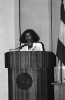 Image of sheet 19860070 photo 21: Doris Tijerino, Policia Sandinista, die mich persönlich eingeladen hat, Sie ist Polizeiministerin. die Partnerin von Daniel Ortega, Rosario Murillo laden die Journalistinnen zu einem Treffen in der Casa de Gobierno ein. Ich hänge meine Photoausstellung über die Frauen in der Landarbeit auf. Die Ausstellung habe ich zusammengestellt für die Asociacion de Trabajadores del Campo (ATC). Clara Murgialdai, Gladys Baez. In San José de Costa Rica nehme ich an einer Kranzniederlegung zum Andenken an den Kampf mit den Filibusteros. mit dem Expresidenten José Picado von der CTCR. Zur 1. Mai Demonstration gibt es eine Messe mit dem Erzbischof X im Zentrum San José de Costa Rica. Kränze. 1986
