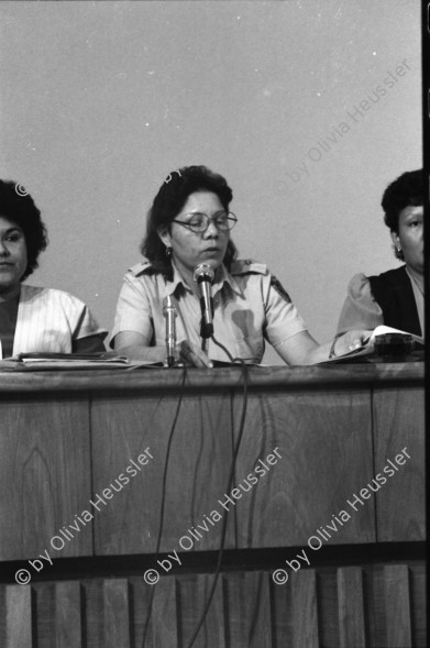 Image of sheet 19860070 photo 26: Doris Tijerino, Policia Sandinista, die mich persönlich eingeladen hat, Sie ist Polizeiministerin. die Partnerin von Daniel Ortega, Rosario Murillo laden die Journalistinnen zu einem Treffen in der Casa de Gobierno ein. Ich hänge meine Photoausstellung über die Frauen in der Landarbeit auf. Die Ausstellung habe ich zusammengestellt für die Asociacion de Trabajadores del Campo (ATC). Clara Murgialdai, Gladys Baez. In San José de Costa Rica nehme ich an einer Kranzniederlegung zum Andenken an den Kampf mit den Filibusteros. mit dem Expresidenten José Picado von der CTCR. Zur 1. Mai Demonstration gibt es eine Messe mit dem Erzbischof X im Zentrum San José de Costa Rica. Kränze. 1986