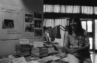 Image of sheet 19860070 photo 29: Doris Tijerino, Policia Sandinista, die mich persönlich eingeladen hat, Sie ist Polizeiministerin. die Partnerin von Daniel Ortega, Rosario Murillo laden die Journalistinnen zu einem Treffen in der Casa de Gobierno ein. Ich hänge meine Photoausstellung über die Frauen in der Landarbeit auf. Die Ausstellung habe ich zusammengestellt für die Asociacion de Trabajadores del Campo (ATC). Clara Murgialdai, Gladys Baez. In San José de Costa Rica nehme ich an einer Kranzniederlegung zum Andenken an den Kampf mit den Filibusteros. mit dem Expresidenten José Picado von der CTCR. Zur 1. Mai Demonstration gibt es eine Messe mit dem Erzbischof X im Zentrum San José de Costa Rica. Kränze. 1986