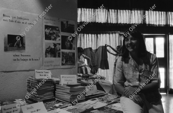 Image of sheet 19860070 photo 29: Doris Tijerino, Policia Sandinista, die mich persönlich eingeladen hat, Sie ist Polizeiministerin. die Partnerin von Daniel Ortega, Rosario Murillo laden die Journalistinnen zu einem Treffen in der Casa de Gobierno ein. Ich hänge meine Photoausstellung über die Frauen in der Landarbeit auf. Die Ausstellung habe ich zusammengestellt für die Asociacion de Trabajadores del Campo (ATC). Clara Murgialdai, Gladys Baez. In San José de Costa Rica nehme ich an einer Kranzniederlegung zum Andenken an den Kampf mit den Filibusteros. mit dem Expresidenten José Picado von der CTCR. Zur 1. Mai Demonstration gibt es eine Messe mit dem Erzbischof X im Zentrum San José de Costa Rica. Kränze. 1986