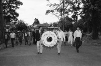 Image of sheet 19860070 photo 34: Doris Tijerino, Policia Sandinista, die mich persönlich eingeladen hat, Sie ist Polizeiministerin. die Partnerin von Daniel Ortega, Rosario Murillo laden die Journalistinnen zu einem Treffen in der Casa de Gobierno ein. Ich hänge meine Photoausstellung über die Frauen in der Landarbeit auf. Die Ausstellung habe ich zusammengestellt für die Asociacion de Trabajadores del Campo (ATC). Clara Murgialdai, Gladys Baez. In San José de Costa Rica nehme ich an einer Kranzniederlegung zum Andenken an den Kampf mit den Filibusteros. mit dem Expresidenten José Picado von der CTCR. Zur 1. Mai Demonstration gibt es eine Messe mit dem Erzbischof X im Zentrum San José de Costa Rica. Kränze. 1986
