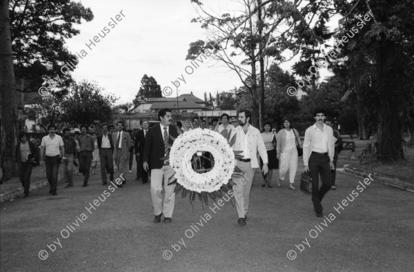 Image of sheet 19860070 photo 34: Doris Tijerino, Policia Sandinista, die mich persönlich eingeladen hat, Sie ist Polizeiministerin. die Partnerin von Daniel Ortega, Rosario Murillo laden die Journalistinnen zu einem Treffen in der Casa de Gobierno ein. Ich hänge meine Photoausstellung über die Frauen in der Landarbeit auf. Die Ausstellung habe ich zusammengestellt für die Asociacion de Trabajadores del Campo (ATC). Clara Murgialdai, Gladys Baez. In San José de Costa Rica nehme ich an einer Kranzniederlegung zum Andenken an den Kampf mit den Filibusteros. mit dem Expresidenten José Picado von der CTCR. Zur 1. Mai Demonstration gibt es eine Messe mit dem Erzbischof X im Zentrum San José de Costa Rica. Kränze. 1986